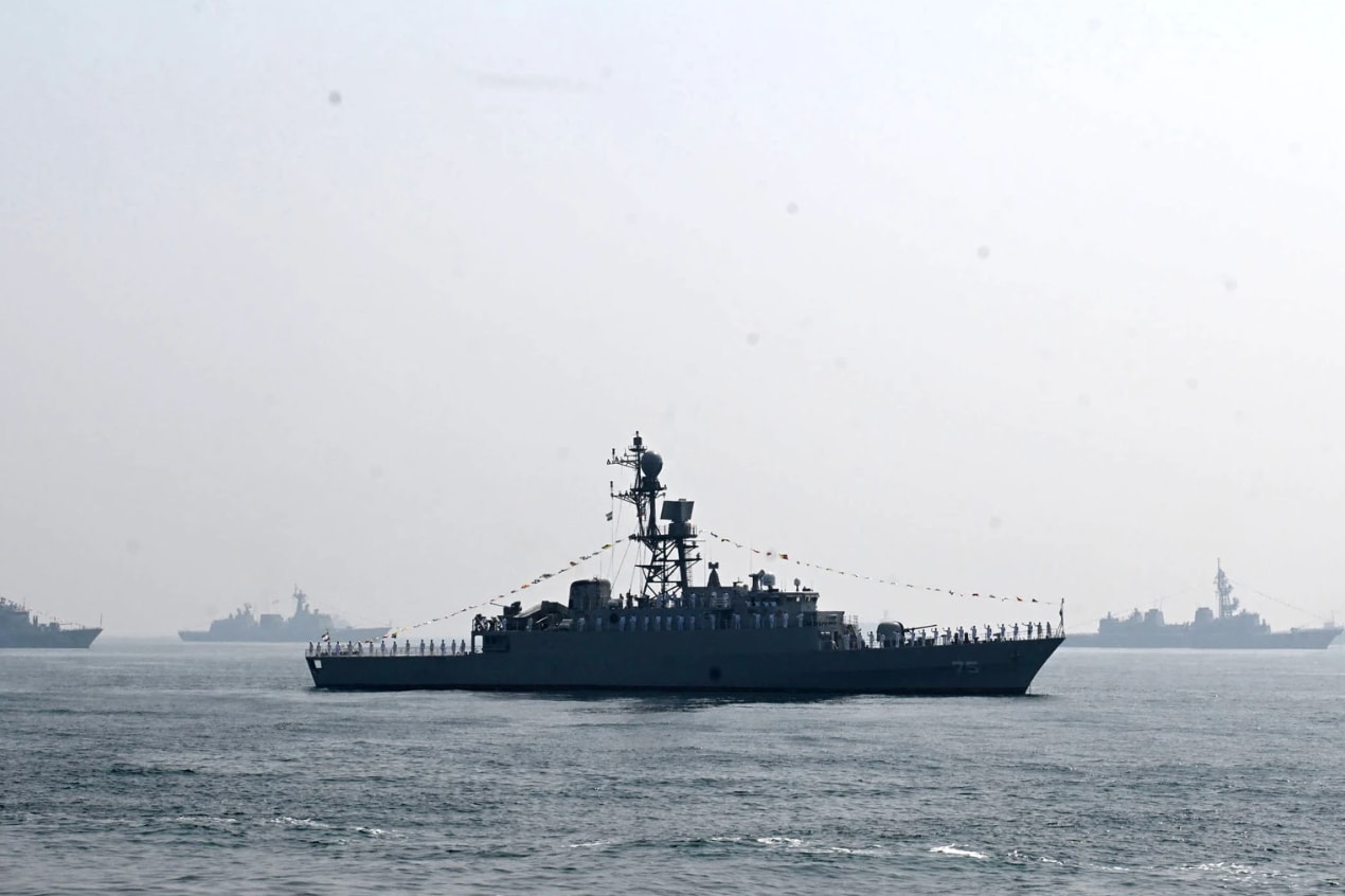 Tàu chiến IRIS Dena của Iran trong cuộc duyệt binh hải quân quốc tế tổ chức tại Visakhapatnam, Ấn Độ. (Nguồn: AP)