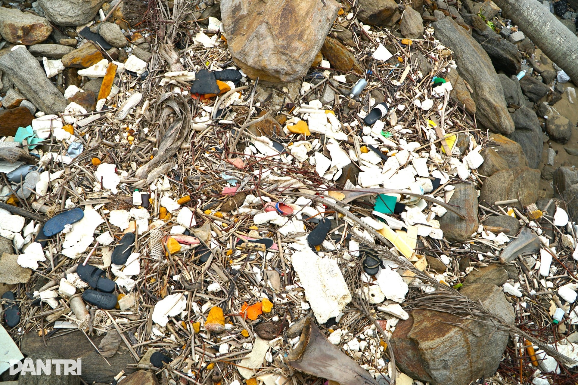 Kè biển Hải Tiến tan hoang nhiều tháng, nguy cơ lỡ hẹn mùa du lịch - 8