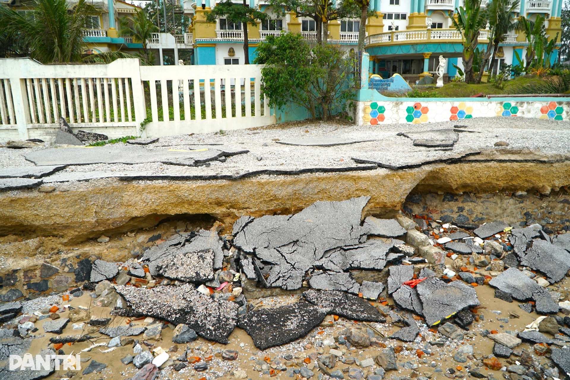 Kè biển Hải Tiến tan hoang nhiều tháng, nguy cơ lỡ hẹn mùa du lịch - 6