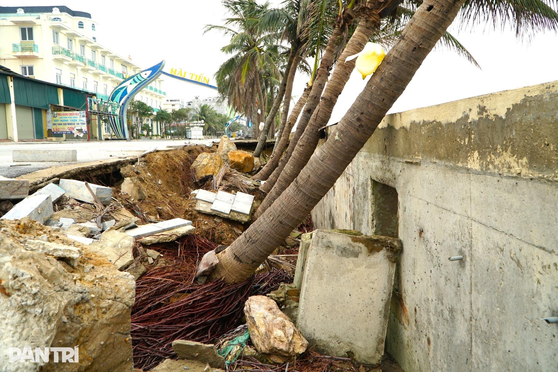 Kè biển Hải Tiến tan hoang nhiều tháng, nguy cơ lỡ hẹn mùa du lịch - 2