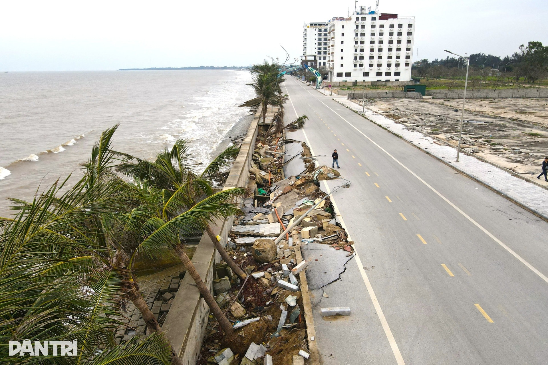 Kè biển Hải Tiến tan hoang nhiều tháng, nguy cơ lỡ hẹn mùa du lịch - 1