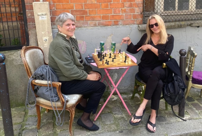 Harris (phải) ngồi trò chuyện với một người dân địa phương ở Paris - điều cô làm thường xuyên mỗi ngày. Ảnh: CNN