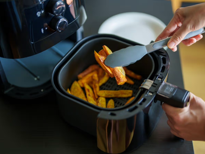 Đặt giấy lót trực tiếp lên mặt khay chiên giúp thực phẩm giòn lâu hơn. Ảnh minh họa: Dailyrecord