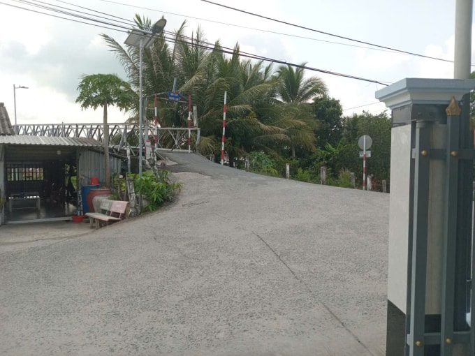 Cầu sắt Vĩnh Hưng A, xã Châu Thới, Cà Mau có hai lối rẽ xuống, phía bên trái là rẽ qua cổng nhà anh Duy. Ảnh: Nhân vật cung cấp