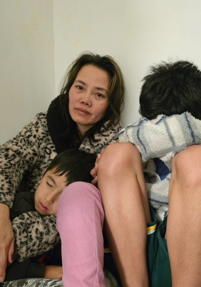 Mẹ con chị Kim trong hầm trú ẩn lúc 4h sáng ngày 5/3 vào lần chạy tránh hỏa lực thứ 3 trong ngày. Ảnh: Gia đình cung cấp