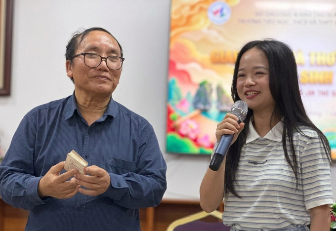 Nhà thơ Trần Đăng Khoa giao lưu với giáo viên trường Lê Quý Đôn, Hạ Long. Ảnh: Hà Thu