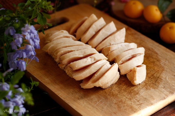 Bữa sáng với ức gà giàu protein giúp giảm lượng đường trong máu. Ảnh: Bùi Thủy