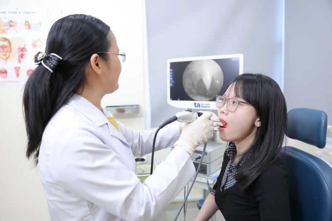 Bác sĩ Hằng đang nội soi họng cho một người bệnh. Ảnh minh họa: Bệnh viện Đa khoa Tâm Anh