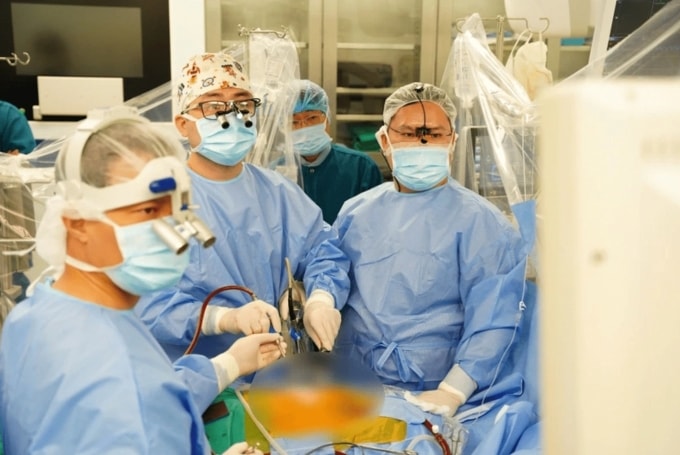 Ảnh 2: TS.BS Đặng Quang Huy (vị trí trong ảnh?) cùng đội ngũ thực hiện phương pháp phẫu thuật nội soi toàn bộ cho bệnh nhi mắc bệnh tim bẩm sinh. Ảnh: Vinmec Smart City