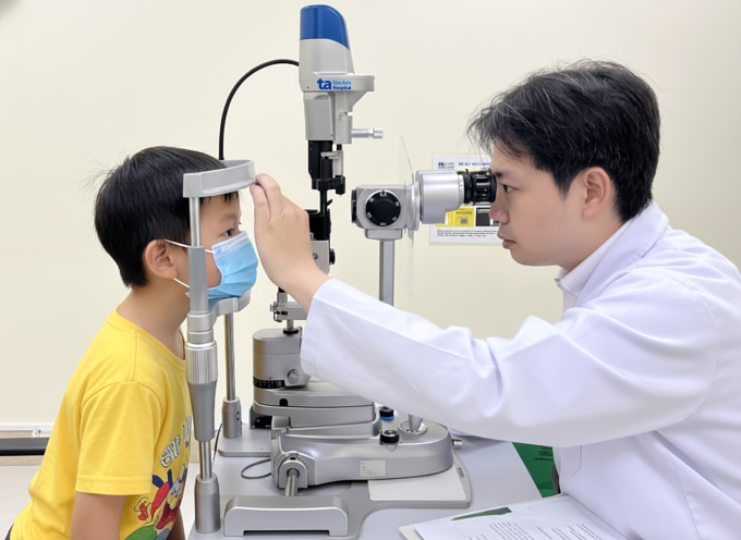 Bác sĩ Huy kiểm tra mắt cho bé trai. Ảnh minh họa: Bệnh viện Đa khoa Tâm Anh
