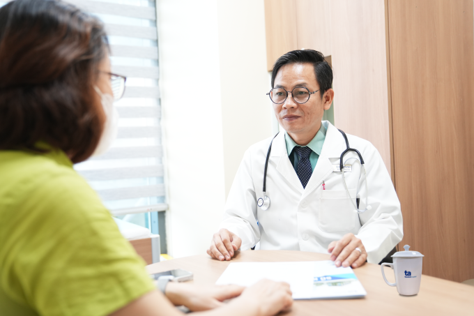 Bác sĩ Thành tư vấn cho bệnh nhân. Ảnh minh họa: Bệnh viện Đa khoa Tâm Anh