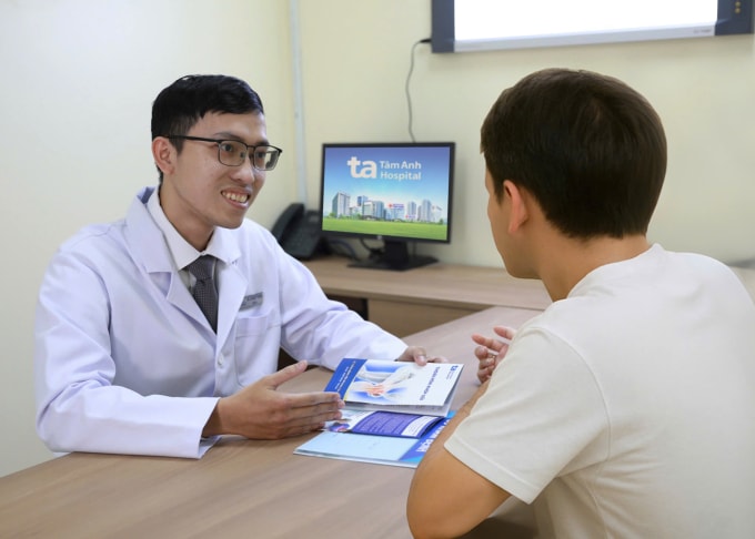 Bác sĩ Thành giải thích về quy trình thay khớp gối cho người bệnh. Ảnh: Phòng khám Đa khoa Tâm Anh Quận 7