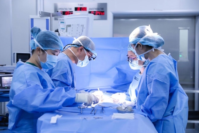 Các bác sĩ khoa Ngoại Nhi phẫu thuật cho Trung. Ảnh: Bệnh viện Đa khoa Tâm Anh