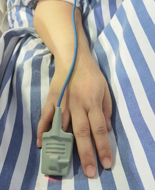 Sau khi thợ làm móng gỡ bỏ lớp móng giả, đội ngũ y tế mới có thể tiếp tục quá trình cấp cứu. Ảnh: Sanxiang Metropolis Daily