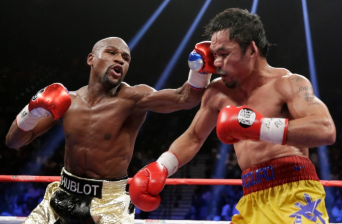 Floyd Mayweather (trái) ra đòn trúng mặt Manny Pacquiao tại MGM Grand Garden Arena, Las Vegas, Mỹ ngày 2/5/2015. Hơn 10 năm sau, họ sẽ tái đấu tại Las Vegas ngày 19/9/2026. Ảnh: AP