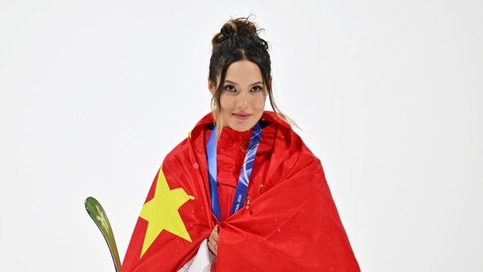 Eileen Gu nhận huy chương tại Công viên tuyết Livigno, thung lũng Valtellina, xứ Lombardy, Italy, Olympic mùa Đông ngày 22/2/2026. Ảnh: Xinhua