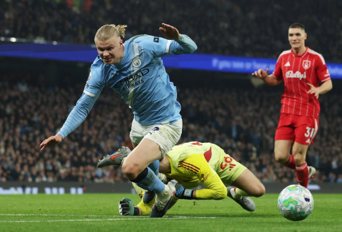 Erling Haaland ngã trong vòng cấm sau khi va chạm với thủ môn Matz Sels, trong trận Man City hòa Nottingham Forest hòa 2-2 ở vòng 29 Ngoại hạng Anh trên sân Etihad, Manchester, Anh ngày 4/3/2026. Ảnh: Reuters