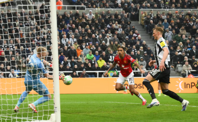 Aaron Ramsdale cản cú đánh đầu cận thành của Leny Yoro. Ảnh: Shutterstock