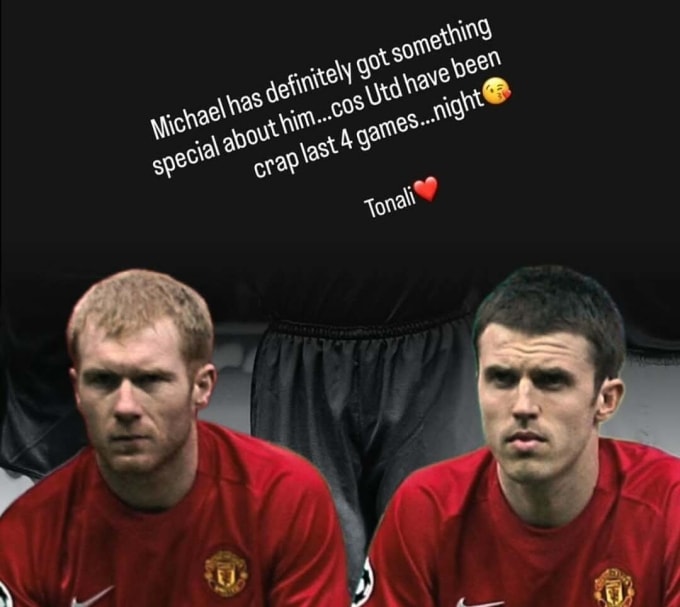 Scholes (trái) và Carrick thời còn thi đấu cùng nhau ở Man Utd. Ảnh: Astro Arena