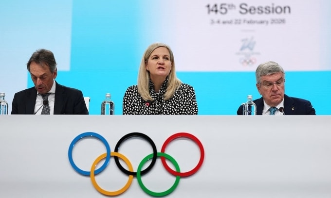 Chủ tịch IOC Kirsty Coventry (giữa), Tổng giám đốc IOC Christophe De Kepper (trái) và cựu Chủ tịch IOC Thomas Bach (phải) tham dự kỳ họp IOC lần thứ 145 tại Khán phòng MPC, thành phố Milano, Italy ngày 4/2/2026. Ảnh: Reuters