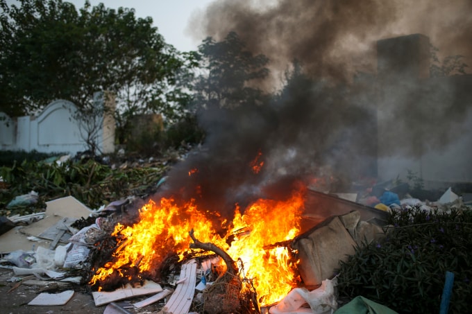 Đốt rác thải tại chỗ gây ô nhiễm không khí ở Hà Nội. Ảnh: Phạm Chiểu