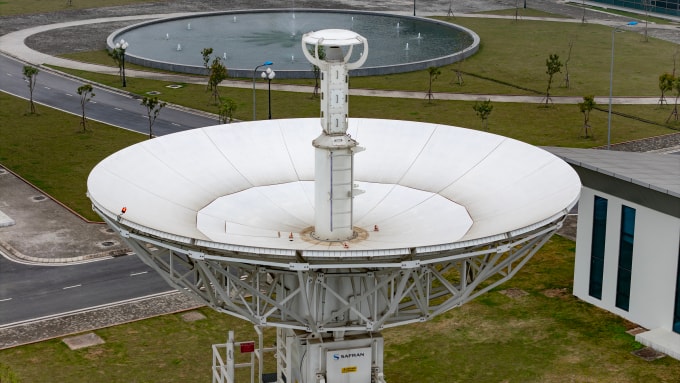 Ăng-ten thu phát tín hiệu điều hành vệ tinh của Trung tâm Vũ trụ Việt Nam tại Khu Công nghệ cao Hòa Lạc - Hà Nội. Ảnh: Giang Huy