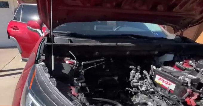 Chiếc RAV4 vẫn đang nằm trước sân nhà, với khoang động cơ chỉ còn ắc-quy và một số linh kiện khác, trong khi động cơ nằm ở ghế sau xe. Ảnh chụp màn hình.