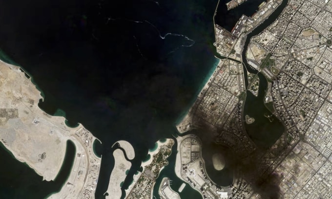 Ảnh vệ tinh chụp một khu công nghiệp tại Dubai, UAE, chìm trong khói lửa sau khi bị trúng tập kích hôm 1/3. Ảnh: Reuters