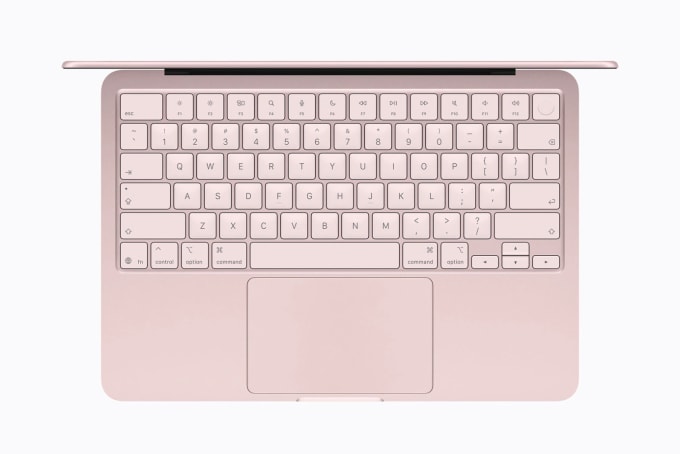 Bàn phím không có đèn nền, Touch ID chỉ có trên bản 512 GB.