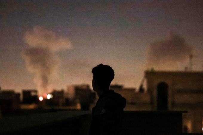 Các cột khói bốc lên sau một cuộc tập kích ở thủ đô Tehran, Iran, hôm 4/3. Ảnh: AFP