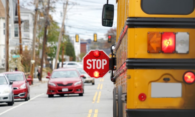 Khi xe buýt trường học đã mở biển Stop, bật đèn cảnh báo và cần gạt, các phương tiện khác đều phải dừng lại nhường, kể cả ở làn ngược chiều. Ảnh: Verra Mobility