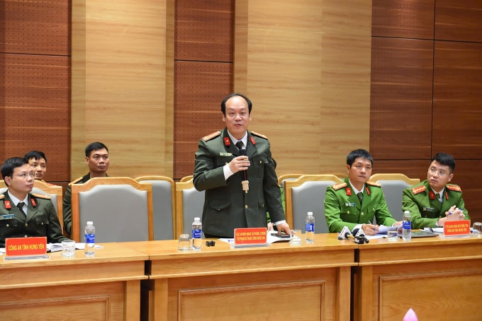 Đại tá Nguyễn Huy Lục phát biểu tại họp báo. Ảnh: Linh Đan