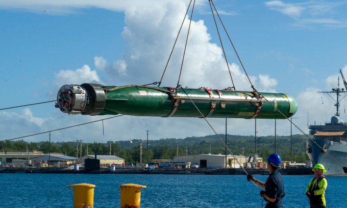 Ngư lôi Mk 48 đang được nạp cho tàu ngầm Mỹ tại đảo Guam hồi năm 2024. Ảnh: US Navy