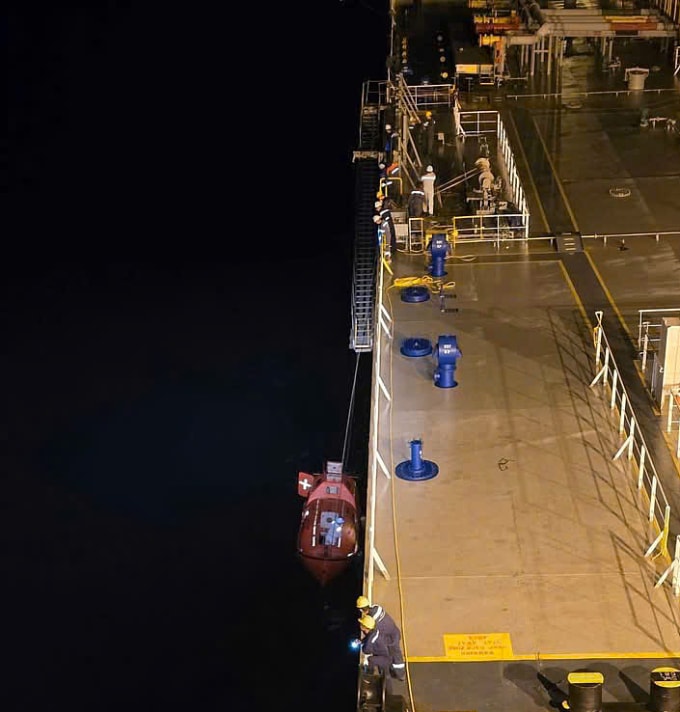 Thả thang cứu hộ các thuyền viên trên tàu MT MKD VYOM. Ảnh: NVCC