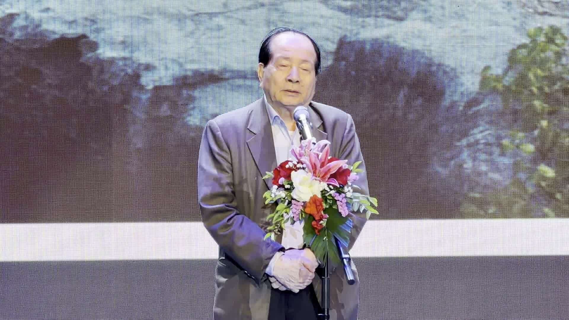 Nhà thơ Hữu Thỉnh đọc Thơ viết ở biển