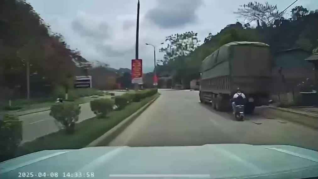 Học sinh lái xe cắm thẳng mặt vào đuôi xe tải