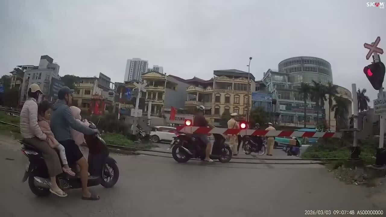 Loạt xe máy cố vượt barie đường tàu