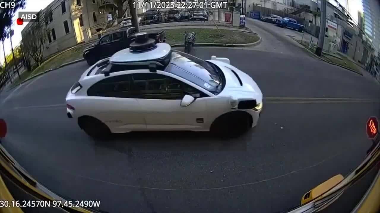 Taxi tự lái liên tiếp vi phạm luật cấm vượt xe buýt chở học sinh