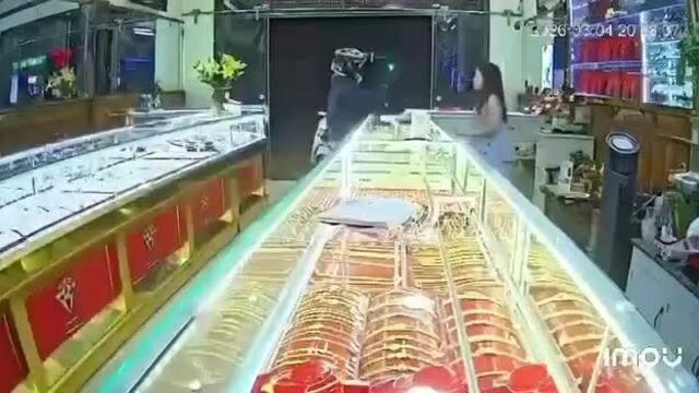 Thanh niên mang balo, bịt kín mặt vào tiệm vàng đe dọa