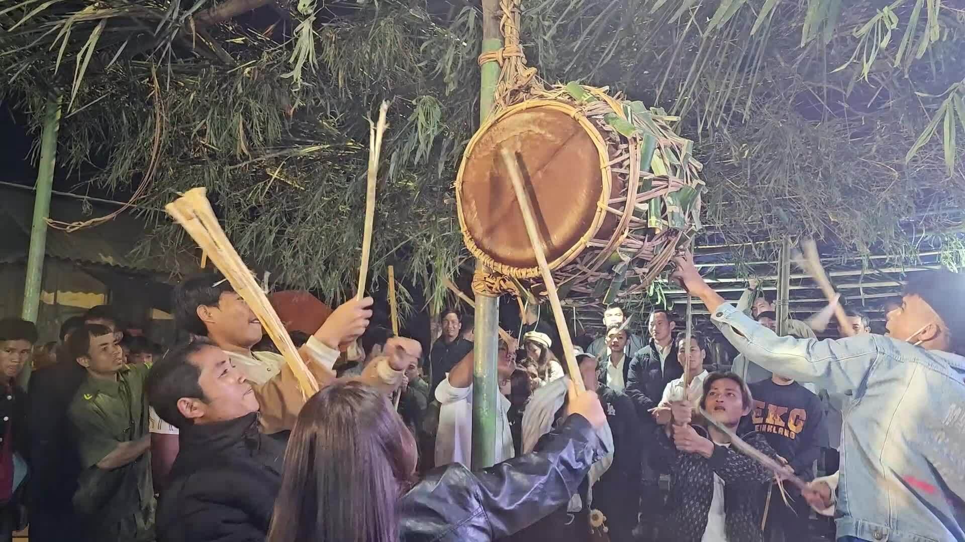 Xuyên đêm dùng cây đập vỡ mặt trống