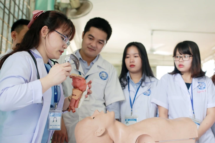 Kỳ thi đánh giá năng lực hành nghề khám, chữa bệnh trước khi hành nghề sẽ được tổ chức theo lộ trình đến năm 2029 (Ảnh: Báo Lao động)