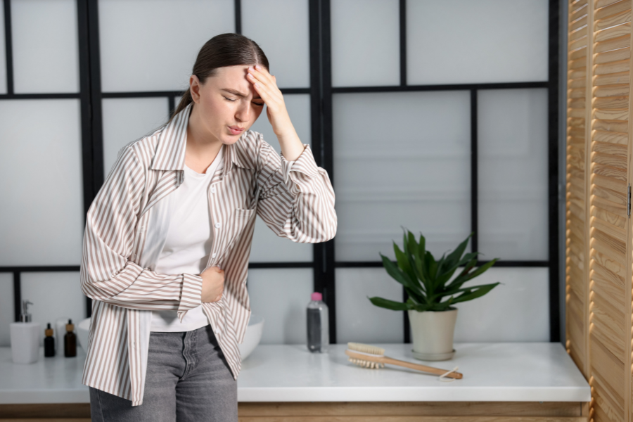 Người bệnh có thể buồn nôn, nôn, mệt mỏi hoặc trở nên nhạy cảm với ánh sáng và mùi