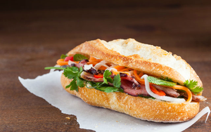 Vụ ngộ độc bánh mì vỉa hè: Số người nhập viện lên 79 người - Ảnh 3.