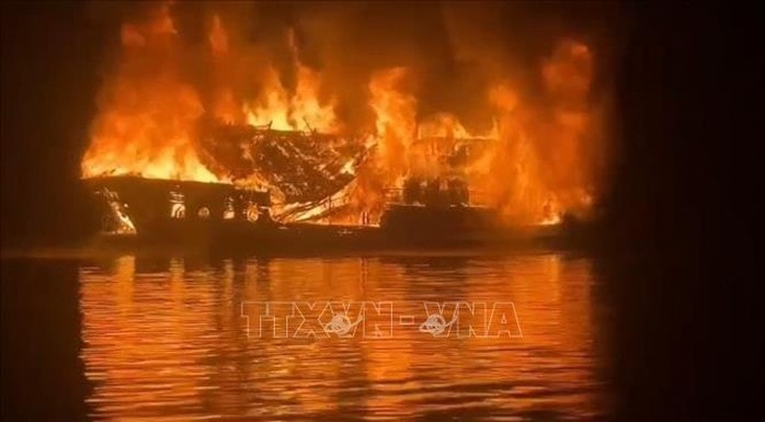 Cháy tàu du lịch trên Vịnh Hạ Long, trên tàu có 30 khách và 11 thuyền viên - Ảnh 1.