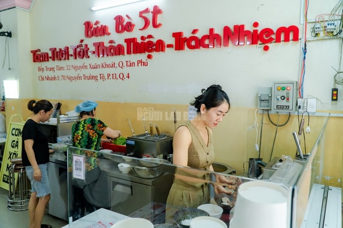 VIDEO: Quán bún bò miễn phí tô lớn 60.000 đồng tại TPHCM - Ảnh 1.