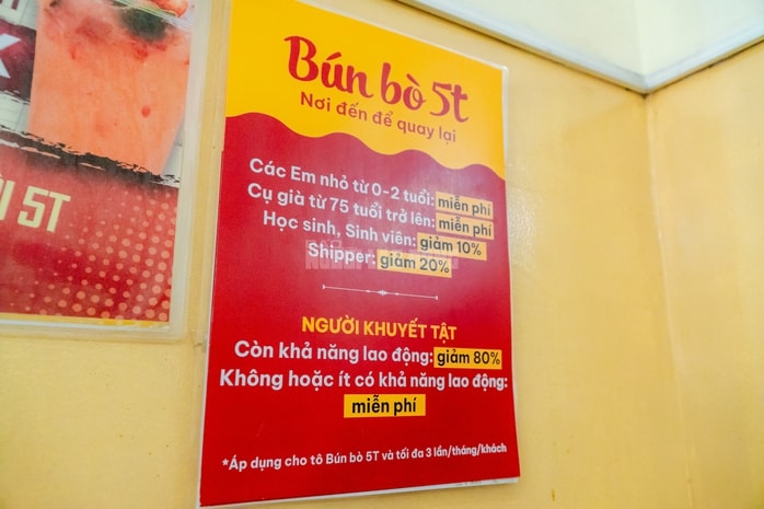 VIDEO: Quán bún bò miễn phí tô lớn 60.000 đồng tại TPHCM - Ảnh 2.