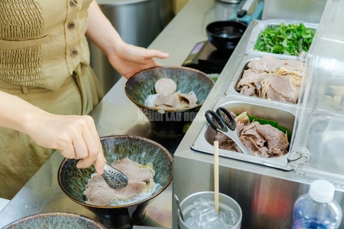 VIDEO: Quán bún bò miễn phí tô lớn 60.000 đồng tại TPHCM - Ảnh 3.