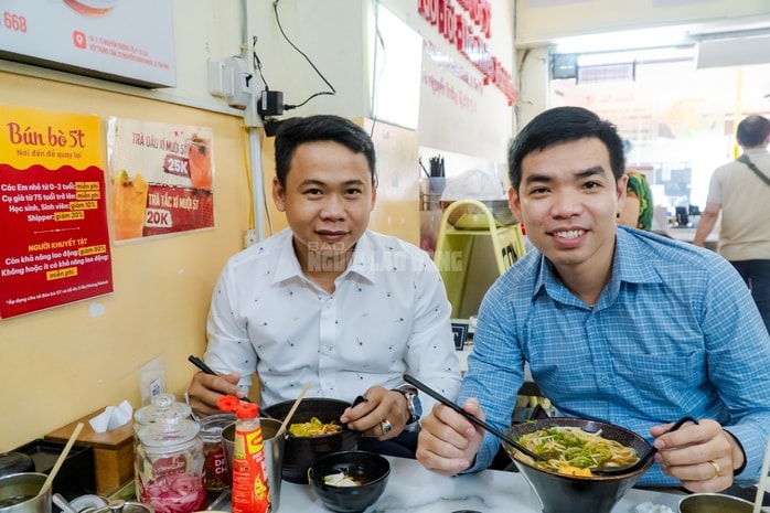 VIDEO: Quán bún bò miễn phí tô lớn 60.000 đồng tại TPHCM - Ảnh 6.