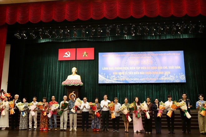 Nghệ sĩ trẻ và nghệ sĩ gạo cội chia sẻ tâm huyết tại buổi gặp gỡ nhà báo, văn nghệ sĩ tiêu biểu TPHCM- Ảnh 5.