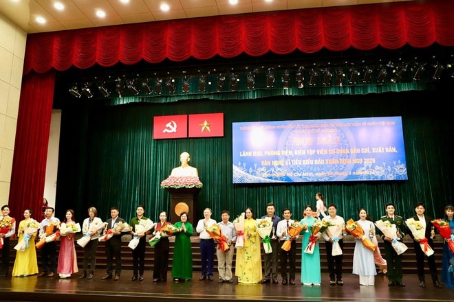 Nghệ sĩ trẻ và nghệ sĩ gạo cội chia sẻ tâm huyết tại buổi gặp gỡ nhà báo, văn nghệ sĩ tiêu biểu TPHCM- Ảnh 4.